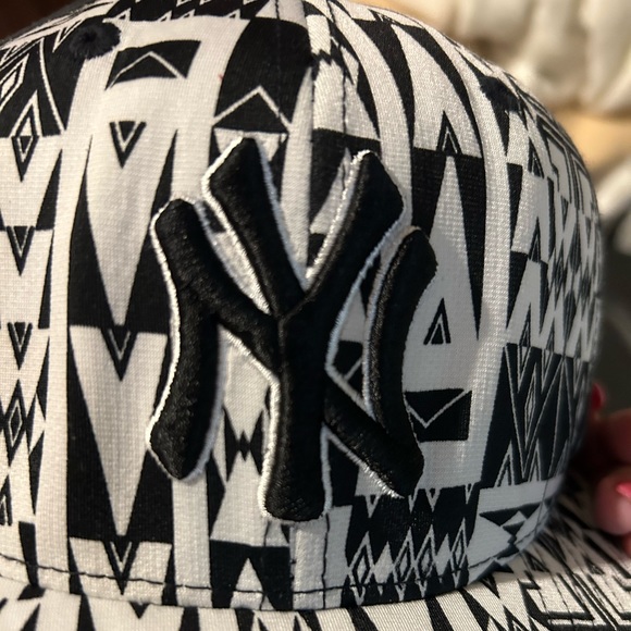 Limited / Unique - New York Yankees hat ballcap *SAMPLE* Black White Graphic - Picture 2 of 6